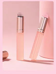 Siliconen lipkwast detail met zachte ronde kop en een rosé gouden metalen handvat.