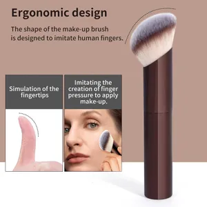 Ergonomische make-up kwast met dichte afgeschuinde borstelharen voor vlekkeloze make-up.