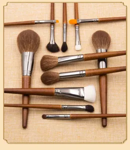 Professionele make-up kwastenset met houten handvatten en zachte dierenharen borstels voor dagelijks.