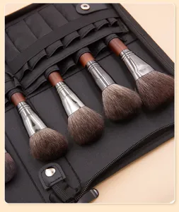 Detail van een professionele make-up penselen set met zachte haren in een zwarte etui.