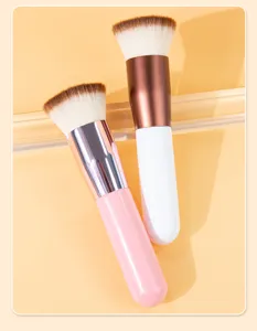 Detaillierte Nahaufnahme von weichen flachen Make-up Pinsel mit rosa und weißen Griffen hier
