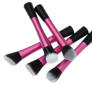 Professionele make-up kwasten set met roze handvatten voor een vlekkeloze foundation applicatie.