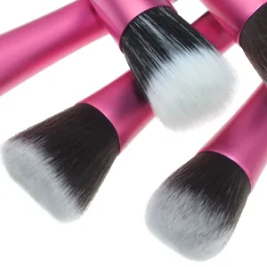 Close-up detail van professionele make-upkwasten met roze handvat en zachte haren.