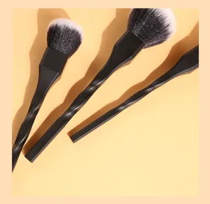 Detail van zachte make-up borstel met gedraaid zwart handvat voor eenvoudig en glad blenden.