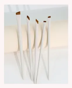 Professionele make-up penselen set met witte handvatten voor eyeliner en fijne details.