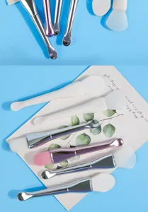 Pennello per maschera facciale in silicone a doppia estremità con spatola e setole morbide.