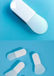 Gedetailleerd weergave van mini siliconen gezichtsmasker kwast met zachte platte tip.