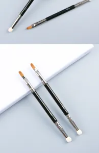Dual-ended concealer brush with sponge round head and fine fiber bristles for flawless makeup.