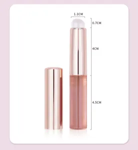 Gedetailleerd overzicht van draagbare siliconen lipkwast met roségouden handvat en dop.