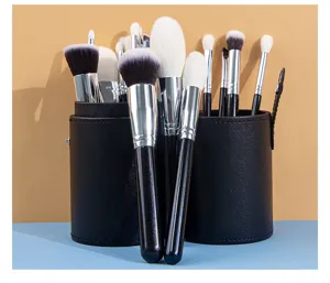 Détails de l'ensemble de pinceaux de maquillage professionnels à poils doux et étui noir.
