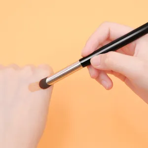 Professional concealer makeup brush with soft bristles and ergonomic handle for flawless makeup.