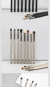 Gros plan sur le set de pinceaux de maquillage des yeux professionnels, poils ultra doux.