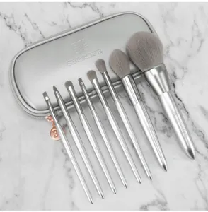 Silbernes Make-up-Pinsel-Set Detailansicht mit weichen Borsten, Metallgriffen und Etui.