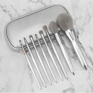 Detaillierte Ansicht des silbernen Pinselsets mit weichen Borsten und elegantem Kosmetiketui.