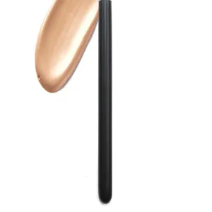 Pinsel Detailaufnahme mit flüssigem Make-up Texturmuster auf sauberem weißem Hintergrund.