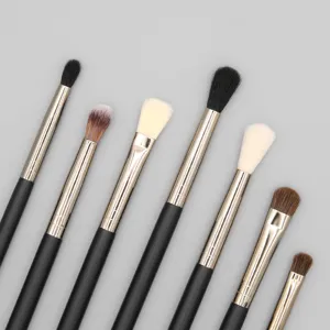 Ensemble professionnel de 7 pinceaux de maquillage pour les yeux avec des poils doux et précis.
