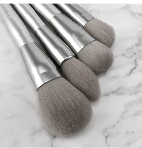 Silbernes Make-up-Pinsel-Set mit weichen grauen Borsten für Foundation und Rouge.