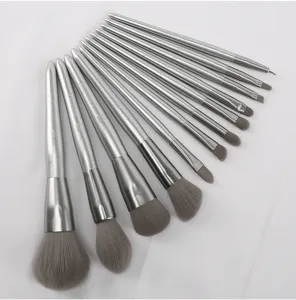 Nahaufnahme von 12 Stueck silbernen Make-up-Pinsel Set weiche Borsten Detailansicht