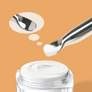 Professionele cosmetische spatel en crème pot set voor huidverzorging en make-up applicatie.