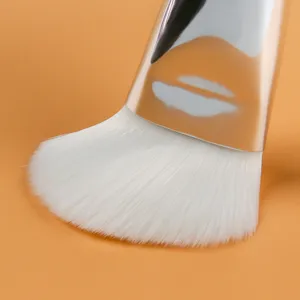 Professionele make-upkwast met zachte haren voor het gelijkmatig aanbrengen van gezichtsmaskers.