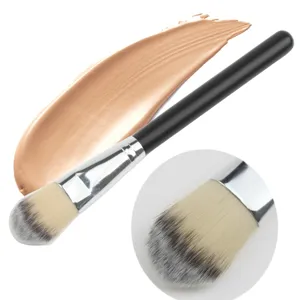 Professioneller Foundation Make-up Pinsel mit weichen Borsten und Flüssigprobe für Make-up.