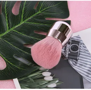 Detailweergave van de zachte roze paddestoel make-up borstel voor perfecte poeder.
