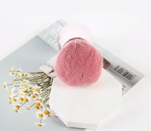 Roze pluizige make-up kwast zachte haren poeder blush cosmetisch gereedschap detail weergave