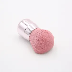 Roze make-up kwast paddestoel zachte haren metalen handvat voor poeder en blush.