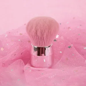 Roze kabuki make-up kwast zachte poederkwast en blush kwast voor professionele make-up