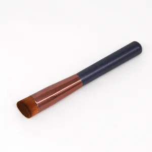 Gedetailleerd overzicht van de make-upborstel met zachte haren en elegante handgreep close-up.