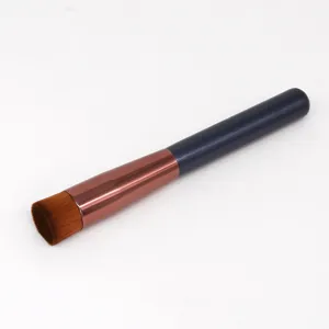 Gedetailleerd overzicht van platte foundationkwast voor vloeibare make-up en gladde applicatie