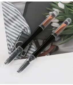 Vue détaillée du pinceau de maquillage double embout avec capuchon de protection.