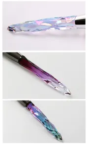 Detalle del mango de brocha de maquillaje de cristal con diseño degradado facetado.