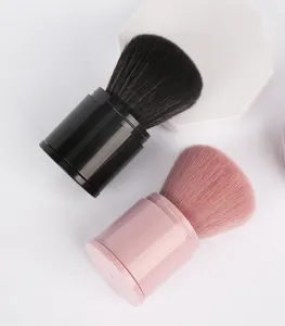 Nahaufnahme weicher ausziehbarer Make-up Pinsel in klassischem Schwarz und Rosa für unterwegs.
