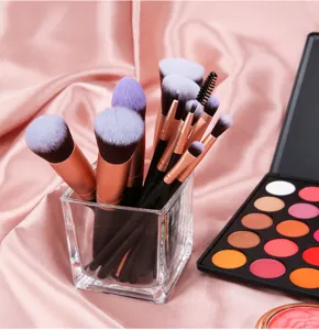 Nahaufnahme eines professionellen Make-up-Pinselsets im Glas mit Lidschattenpalette.