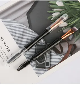 Pinceau de maquillage doubleembout avec brosse à sourcils inclinée et goupillon pratique.
