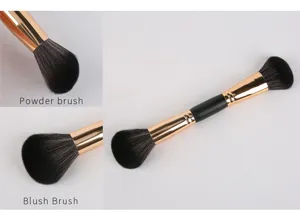 Détail de pinceau de maquillage double embout avec poils doux, pinceau poudre et blush.