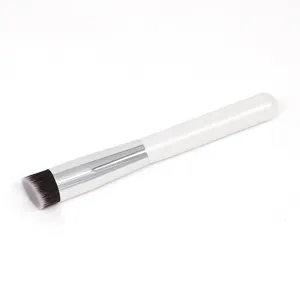 Platte schuine make-up kwast detail, witte handvat en zachte haren voor de basis make-up.