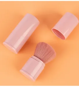 Tragbarer, ausziehbarer Puderpinsch in Rosa mit Schutzdeckel für perfektes Make-up unterwegs.
