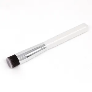 Gedetailleerd overzicht van de platte foundationkwast met zachte haren en elegante witte handvat.