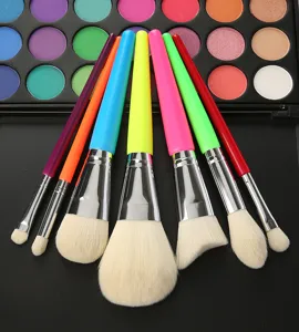Kit de 7 pinceaux de maquillage arc-en-ciel poignees colorees fard a paupieres outil