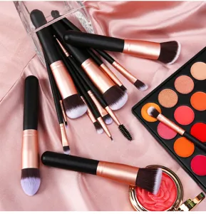 Detailaufnahme des professionellen Make-up-Pinsel-Sets mit schwarzen Griffen und Roségold.