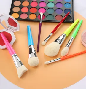 Ensemble de 7 pinceaux de maquillage colorés avec palette de fards à paupières professionnels.