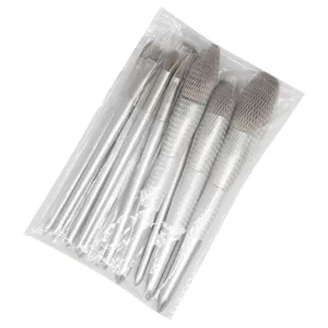 Silbernes Make-up Pinsel Set mit weichen Borsten, professionelle Kosmetikpinsel für das Gesicht.