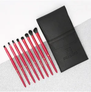 Vue détaillée du kit de 8 pinceaux de maquillage pour les yeux avec pochette noire.