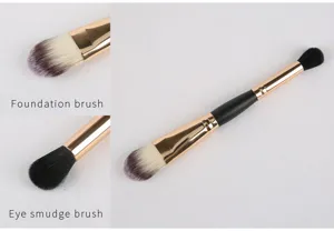 Détail du pinceau de maquillage double embout avec poils doux et ferrule dorée pour application.