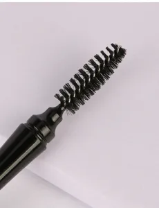 Gros plan détaillé des poils de la brosse à sourcils spirale et brosse à cils double.
