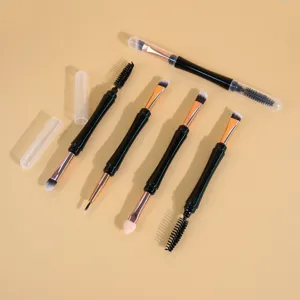 Gros plan detaille de pinceaux de maquillage a double embout avec capuchons de protection.