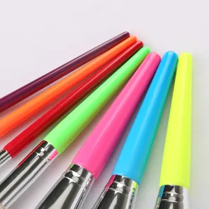 Détail du set de 7 pinceaux de maquillage colorés avec manches vibrants et poils doux.