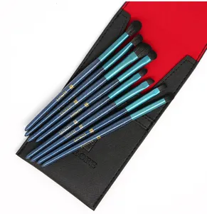 Set de 8 pinceaux de maquillage pour les yeux avec manches bleus pailletés et étui noir.